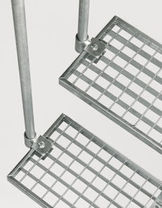 Dolle_Treppenstufe_fuer_Gardentop_Gitterrost_verzinkt_004033005001060001_1.JPEG