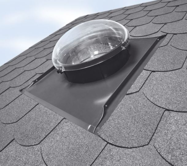 Fakro_Tageslicht-Spot_mit_Kuppel_SRD-S_fuer_flache_Dacheindeckungen_004018008001010001_1.JPEG