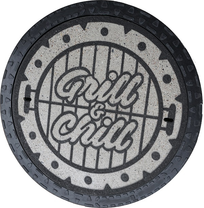 Schachtabdeckung_Grill_Chill_Beton_hell_Schrift_schwarz_009019001020_1.JPEG