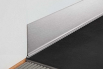 Schlueter_Designbase-SL-E_Sockelprofil_Edelstahl_V2A_gebuerstet_2_5_m_005001022450001_1.JPEG