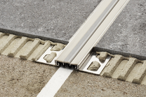 Schlueter_Dilex-EKSBT_30_Bautrennfugenprofil_Edelstahl_V2A_hellbeige_2_5_m_005001031014650001_1.JPEG