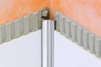 Schlueter_Dilex-HKU10-EB_Hohlkehlprofil_Edelstahl_V2A_gebuerstet_2_5_m_005001031036070_1.JPEG