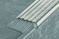 Schlueter_Trep-EK_TEK_Treppenprofil_Edelstahl_V2A_aufklebbar_1_m_005001030003200_1.JPEG