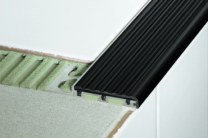 Schlüter Trep-S-E Edelstahl Treppenprofil schmal 2,5 m graphitschwarz 26 mm breit