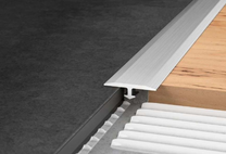 Schlueter_Vinpro_T_Uebergangsprofil_2_5_m_Alu_chrom_gebuerstet_eloxiert_14_mm_005001024002001_1.JPEG