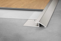 Schlueter_Vinpro_U_Uebergangsprofil_2_5_m_Alu_chrom_gebuerstet_eloxiert_005001024003001001_1.JPEG