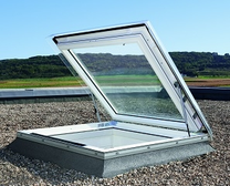 Velux_CXP_0473Q_Flachdach-Ausstiegsfenster_Basis-Element_manuelle_Oeffnung_004011002002040001_1.JPEG