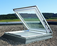 Velux_CXP_0473Q_Flachdach-Ausstiegsfenster_Basis-Element_manuelle_Oeffnung_004011002002040001_1.JPEG