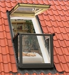 Velux_GDL_3066_Dachbalkon_Energie_Plus_klar_lackiert_004011001009003001_1.JPEG
