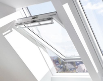 Velux_GGU_0069_Schwingfenster_Energie_Hitzeschutz_Kunststoff_004011001001350001_1.JPEG