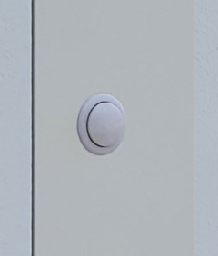 Wellhoefer_Kniestocktuer_Aufpreis_Push-Lock-Verschluss_004025010002022_1.JPEG