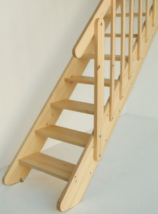 Wellhoefer_Midstep_Kiefer-Gelaender_Pfosten_Handlauf_12_Staketen_004025004003007_1.JPEG